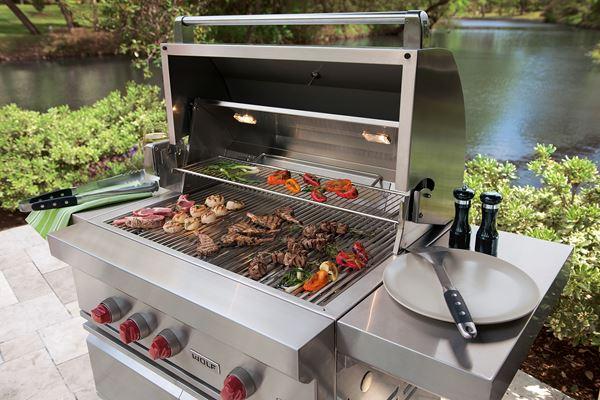 Frigo2000, Wolf, grill potente, con doppia parete in acciaio inox, superattrezzato, con prestazioni molto precise e professionali, funzionante a gas, adatto a qualsiasi tipo di cottura; è dotato di cassetto scaldapiatti